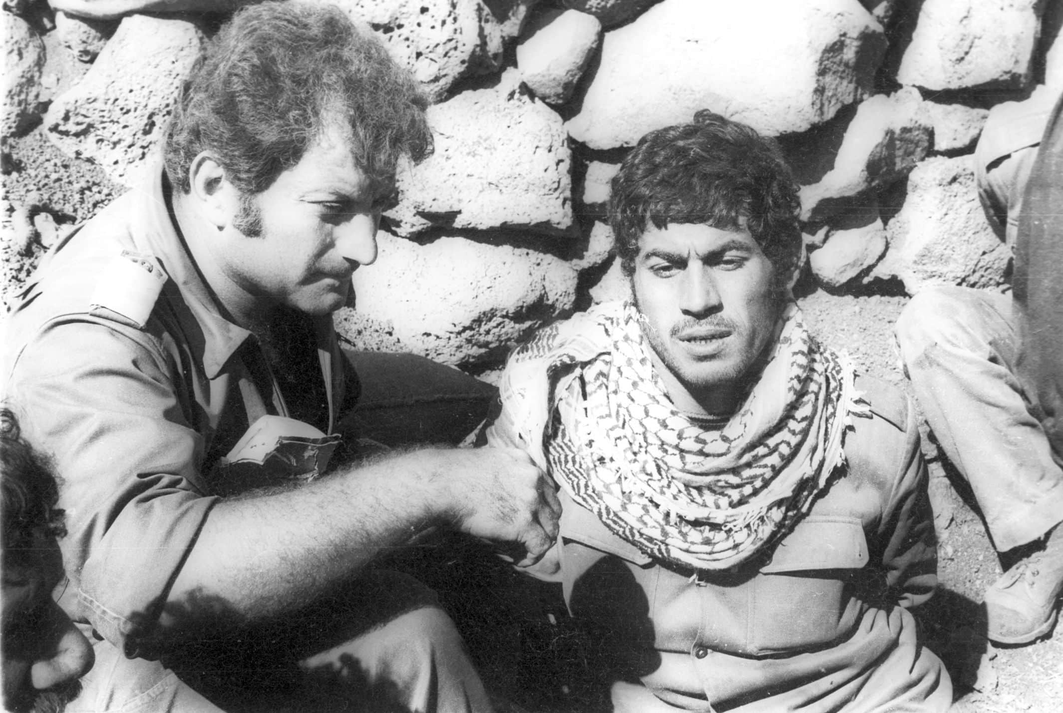 אלי לנדאו במלחמת יום הכיפורים, מגיש מים לשבוי מצרי, 17 באוקטובר 1973 (צילום: IPPA, אוסף דן הדני, הספרייה הלאומית)