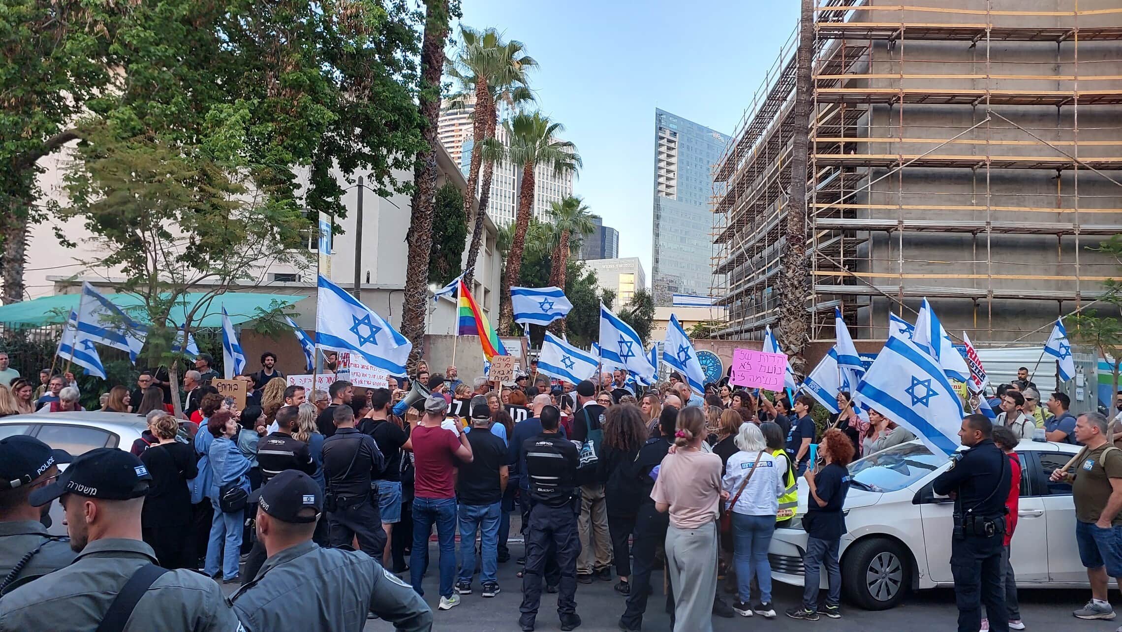 הפגנה מול ישיבת &#8220;מעלה אליהו&#8221; בתל אביב. 14 במאי 2023 (צילום: עומר שרביט)