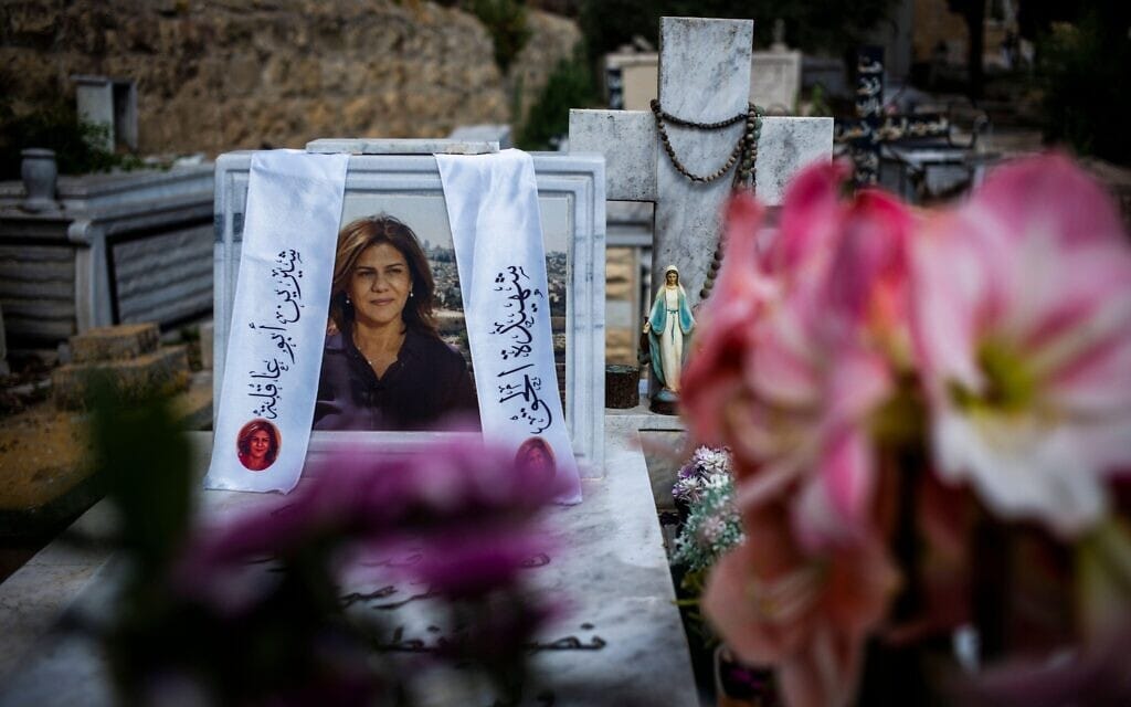 קברה של שירין אבו עאקלה בירושלים, שנה למותה. 7 במאי 2023 (צילום: Ilia Yefimovich/dpa/Alamy)