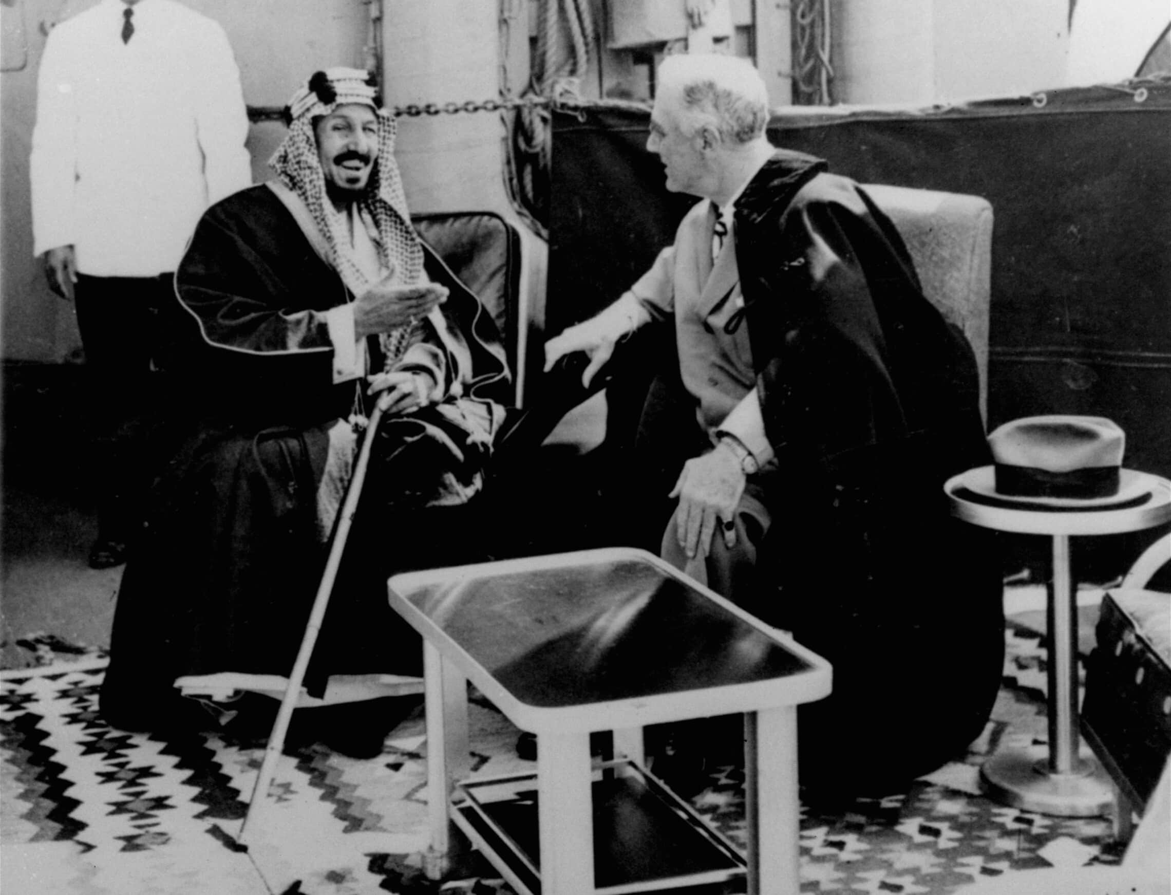 נשיא ארה&#8221;ב פרנקלין ד. רוזוולט והמלך עבדול עזיז אבן סעוד דנים ביחסי המדינות, 14 בפברואר 1945 (צילום: AP Photo)