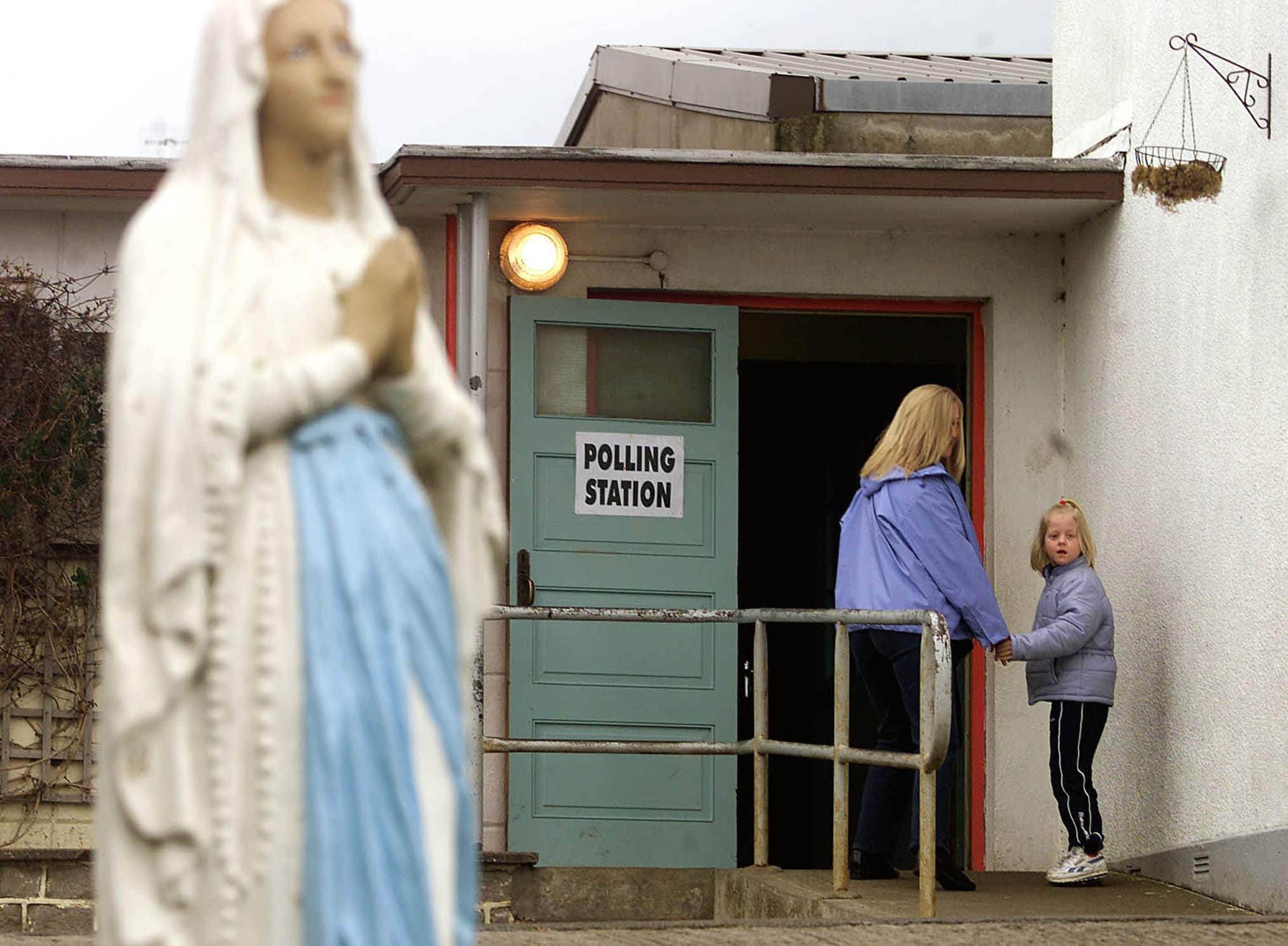 אישה מצביעה במשאל עם בנוגע להפלות באירלנד, 6 למרץ 2002 (צילום: AP Photo/Peter Morrison)