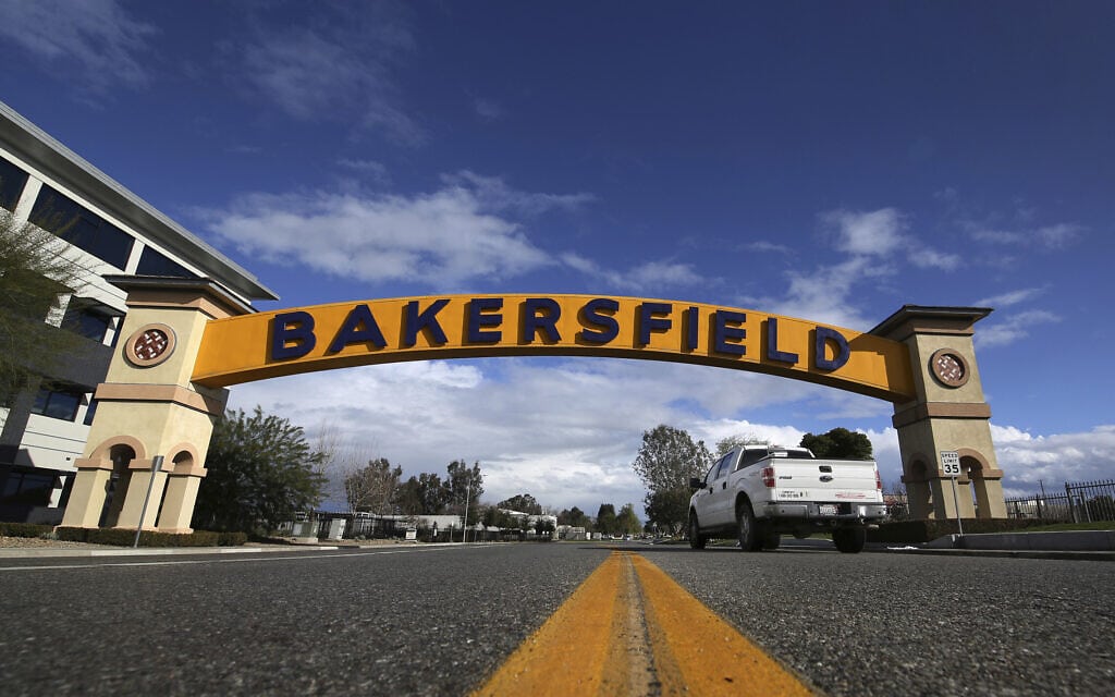 הכניסה לעיר בייקספילד בקליפורניה, מקום מושבו של יו&quot;ר הקונגרס קווין מקארתי, 5 בינואר 2023 (צילום: AP Photo/Gary Kazanjian)