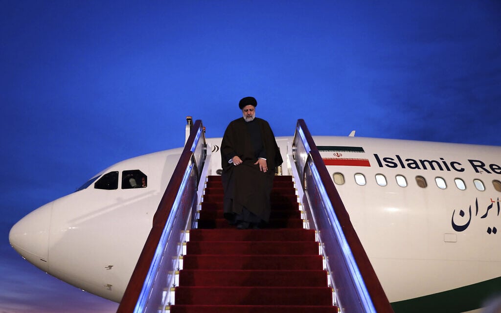 נשיא איראן איברהים ראיסי על כבש מטוסו בנמל התעופה בבייג'ינג, 14 בפברואר 2023 (צילום: Iranian Presidency Office via AP)