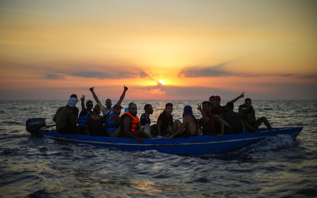מהגרים מאפריקה בים התיכון בדרכם לחופי אירופה (צילום: AP Photo/Francisco Seco)