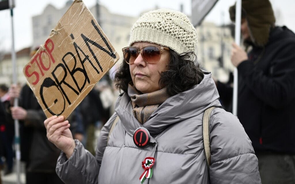 אישה מחזיקה שלט נגד ממשלת אורבן, 16 במרץ 2023 (צילום: AP Photo/Denes Erdos)