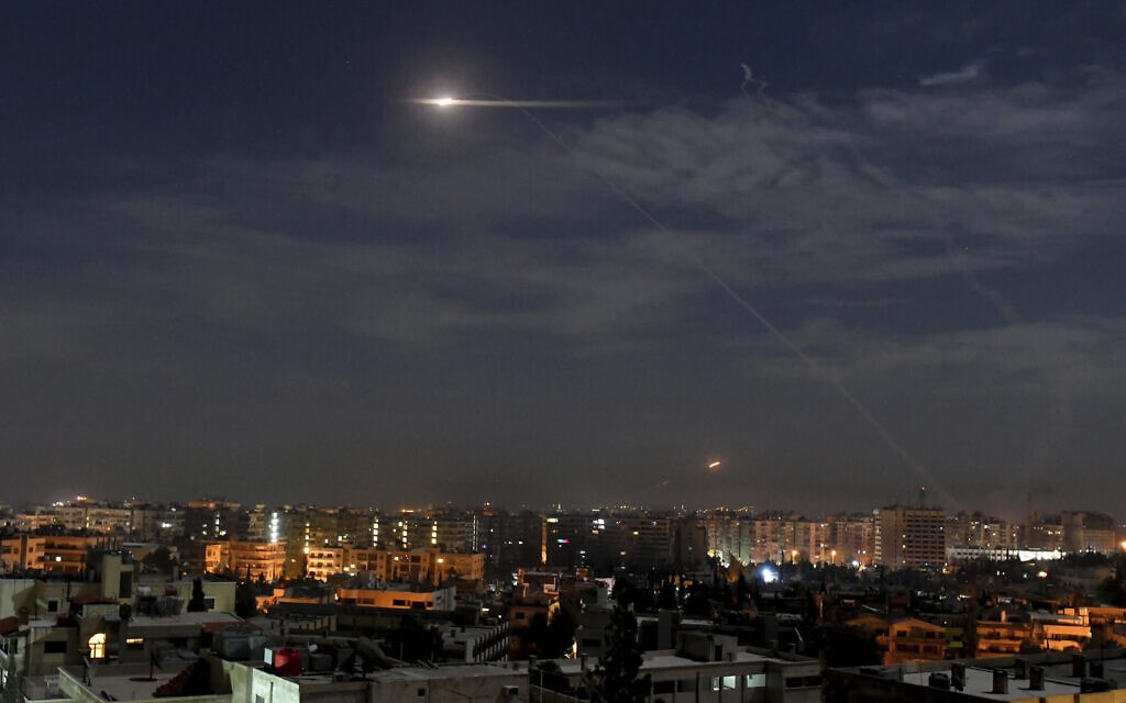 טילים בשמיים ליד שדה התעופה הבינלאומי בדמשק, סוריה, בינואר 2019 (צילום: SANA via AP)