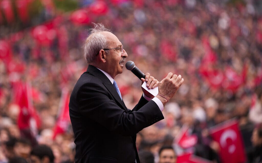 המועמד לנשיאות טורקיה כמאל קיליצ&#039;דראולו בעצרת בחירות, 27 באפריל 2023 (צילום: AP Photo/Francisco Seco)