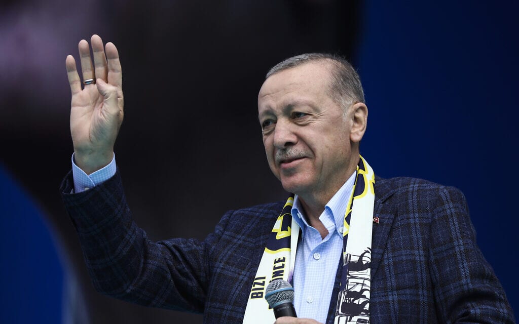 נשיא טורקיה רג'פ טאיפ ארדואן בעצרת בחירות באנקרה, 30 באפריל 2023 (צילום: AP Photo/Ali Unal)