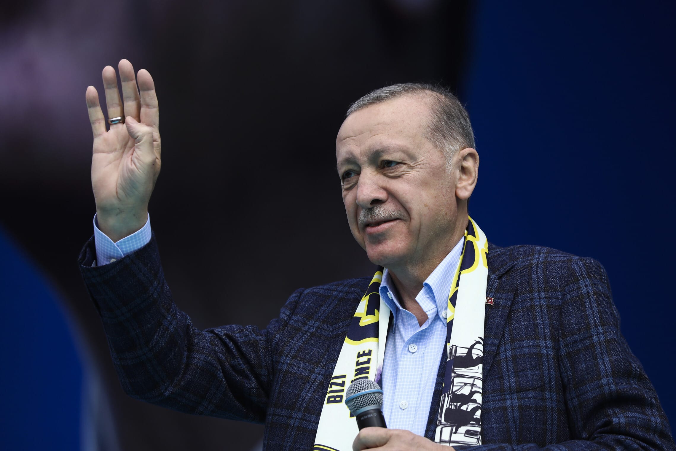 נשיא טורקיה רג&#8217;פ טאיפ ארדואן בעצרת בחירות באנקרה, 30 באפריל 2023 (צילום: AP Photo/Ali Unal)