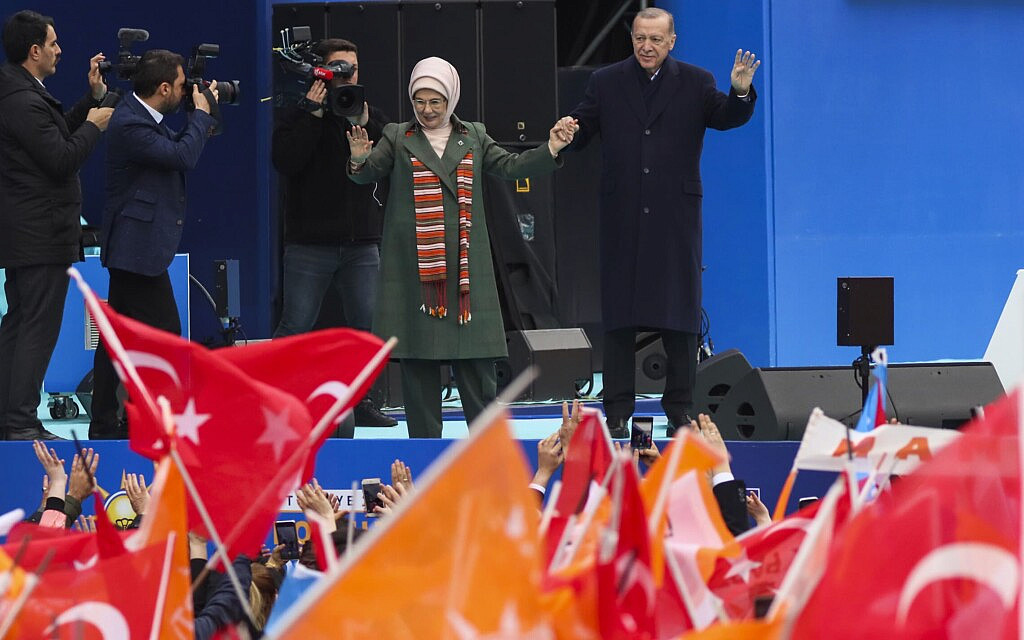 נשיא טורקיה רג&#039;פ טאיפ ארדואן ואשתו אמינה עולים לבמה בעצרת בחירות באנקרה, 30 באפריל 2023 (צילום: AP Photo/Ali Unal)