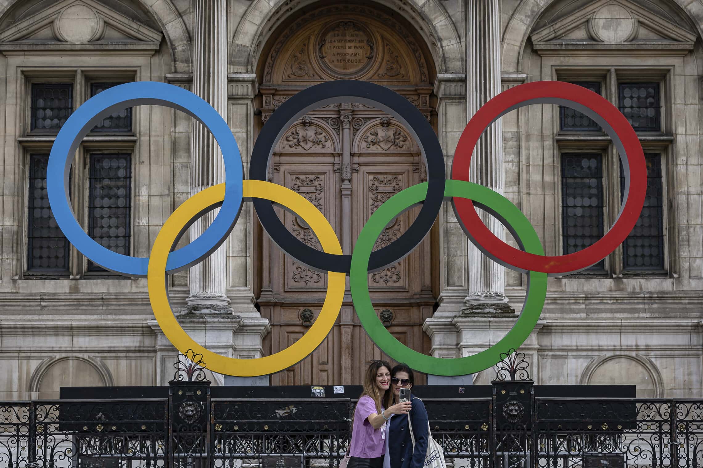 הטבעות האולימפיות ליד בניין עיריית פריז, 30 באפריל 2023 (צילום: AP Photo/Aurelien Morissard)