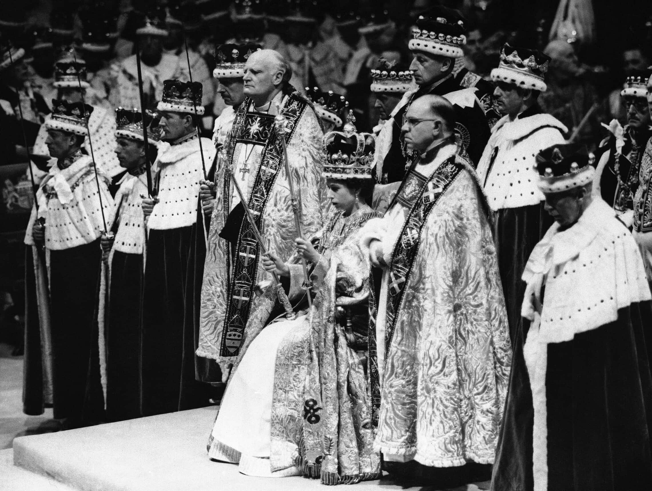 אליזבת השנייה מוכתרת למלכת בריטניה, 2 ביוני 1953 (צילום: AP Photo, File)