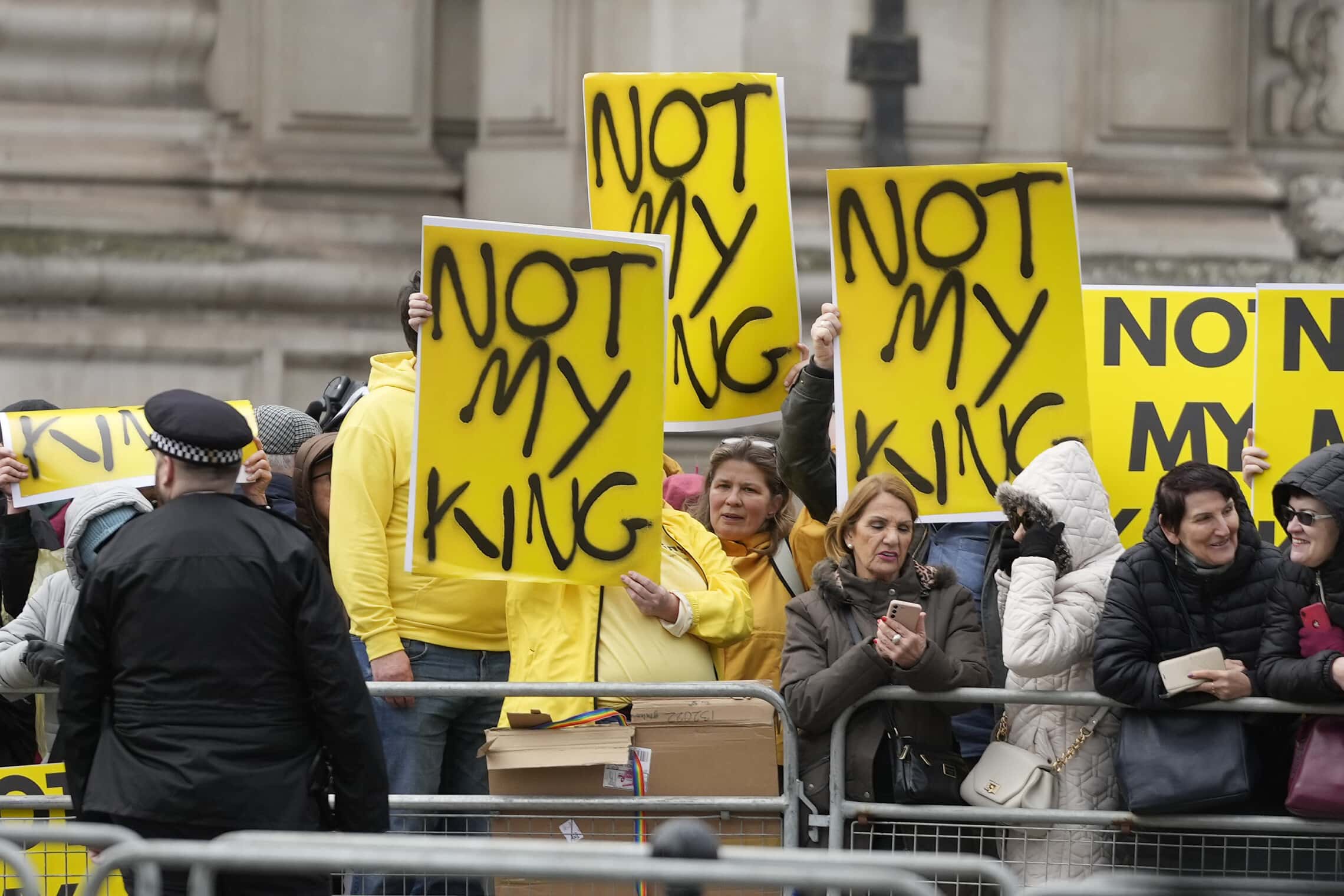 מפגינים בריטניה מחזיקים שלטים עם הכיתוב &quot;לא המלך שלי&quot;, 13 במרץ 2023 (צילום: AP Photo/Frank Augstein, File)