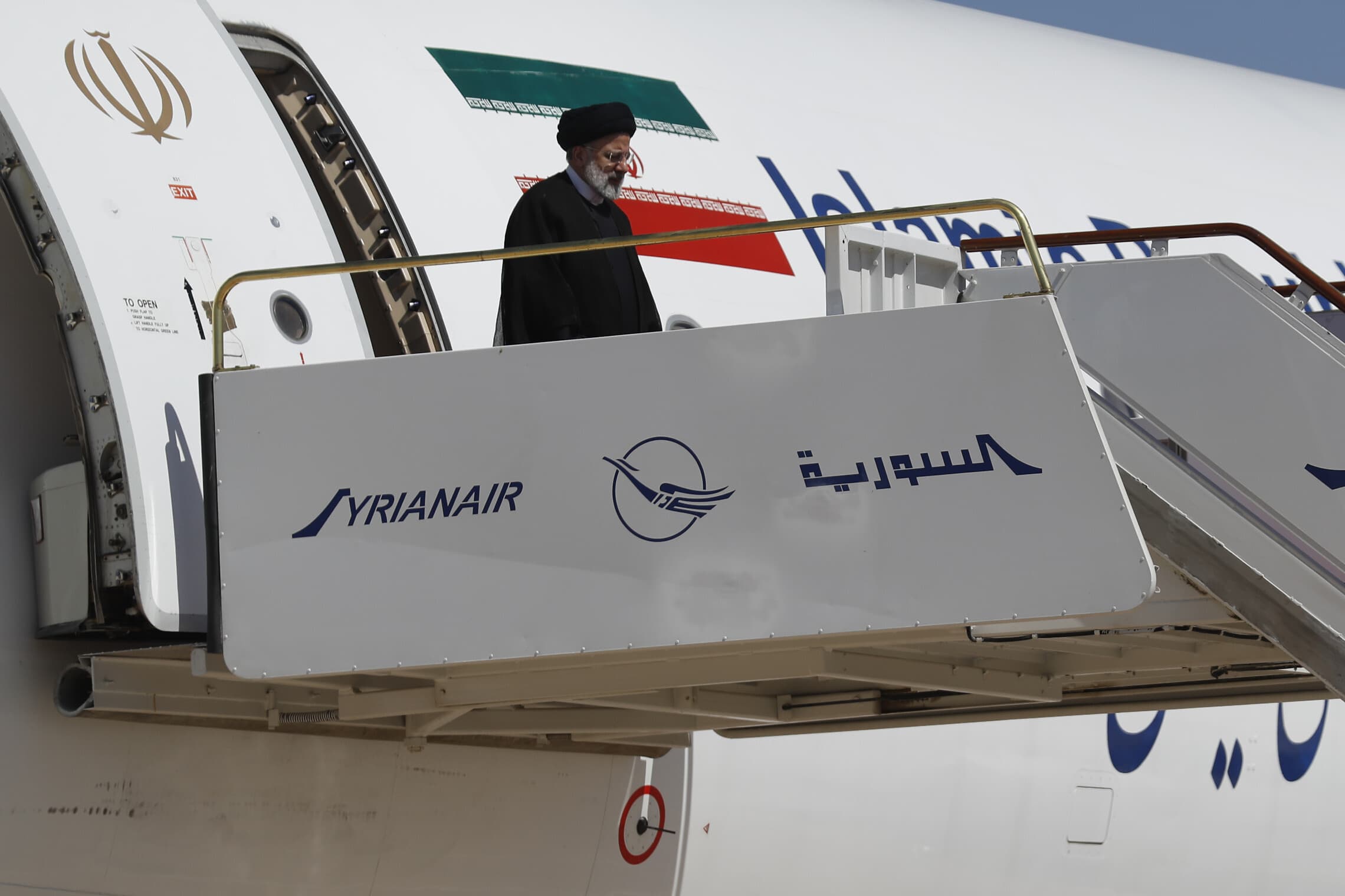 נשיא איראן איברהים ראיסי על כבש מטוסו בנמל התעופה בדמשק, 3 במאי 2023 (צילום: Omar Sanadiki, AP)