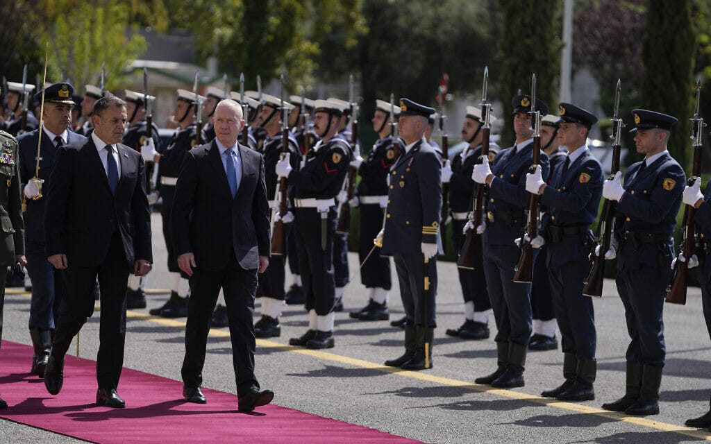 שר הביטחון יואב גלנט בביקור רשמי באתונה, מלווה בשר הביטחון היווני ניקולס פנגיוטופולוס, 4 במאי 2023 (צילום: AP Photo/Thanassis Stavrakis)