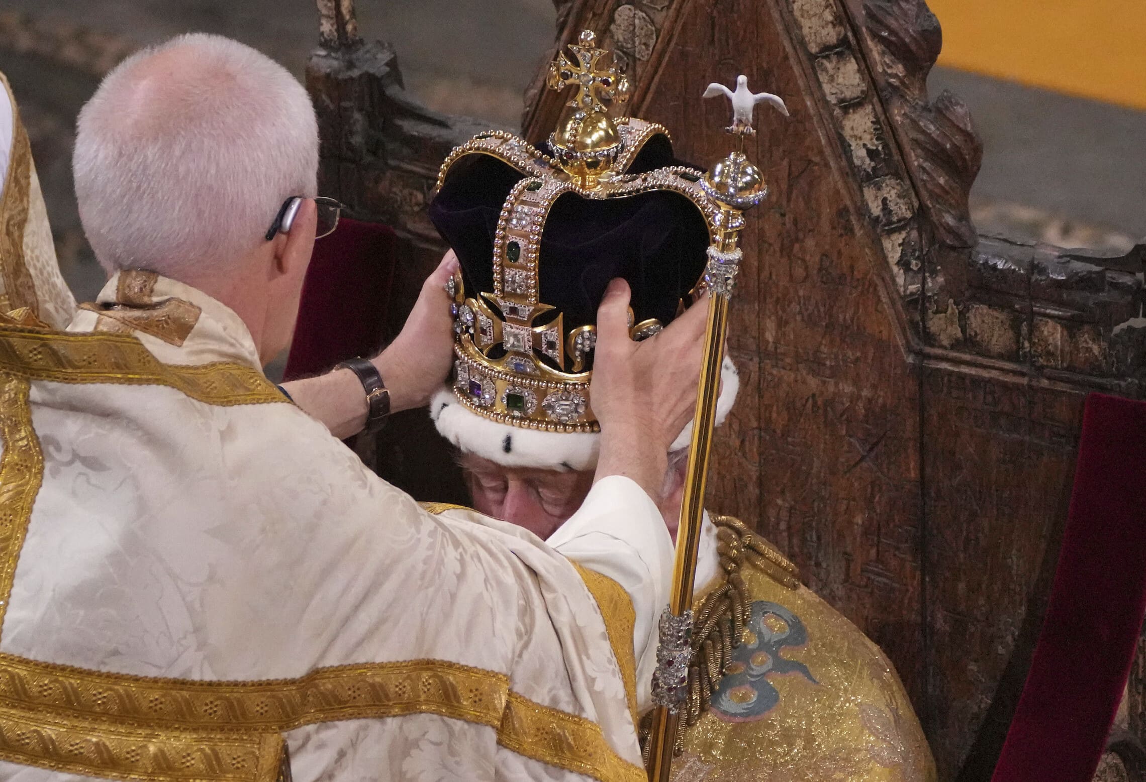 הארכיבישוף מקנטרברי ג&#039;סטין וולבי מניח את הכתר על ראשו של המלך צ&#039;ארלס השלישי בטקס ההכתרה בכנסיית וסטמינסטר, 6 במאי 2023 (צילום: Aaron Chown/Pool Photo via AP)