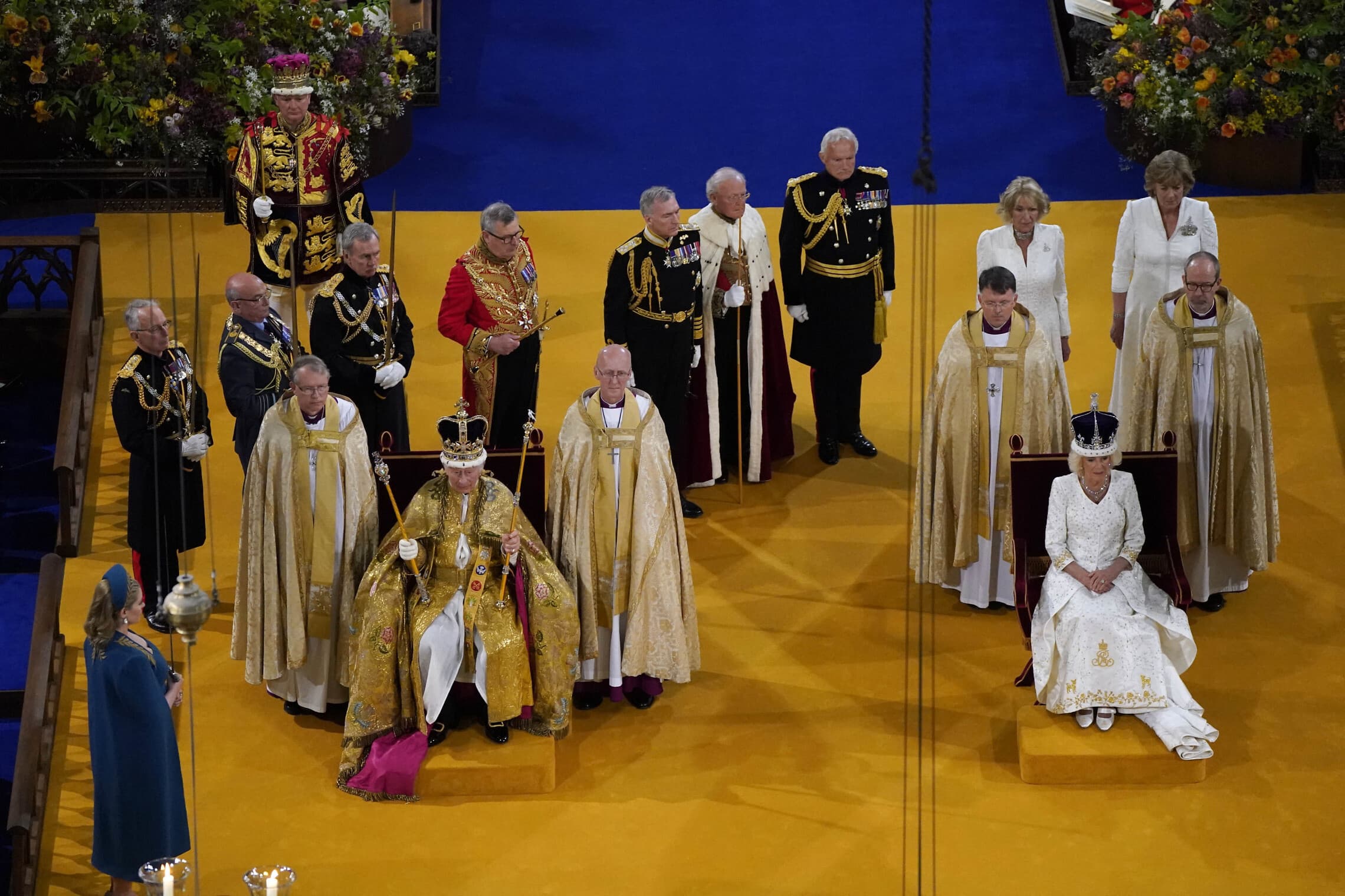 המלכה קמילה והמלך צ&#039;ארלס השלישי בטקס ההכתרה בכנסיית וסטמינסטר, 6 במאי 2023 (צילום: Andrew Matthews/Pool via AP)