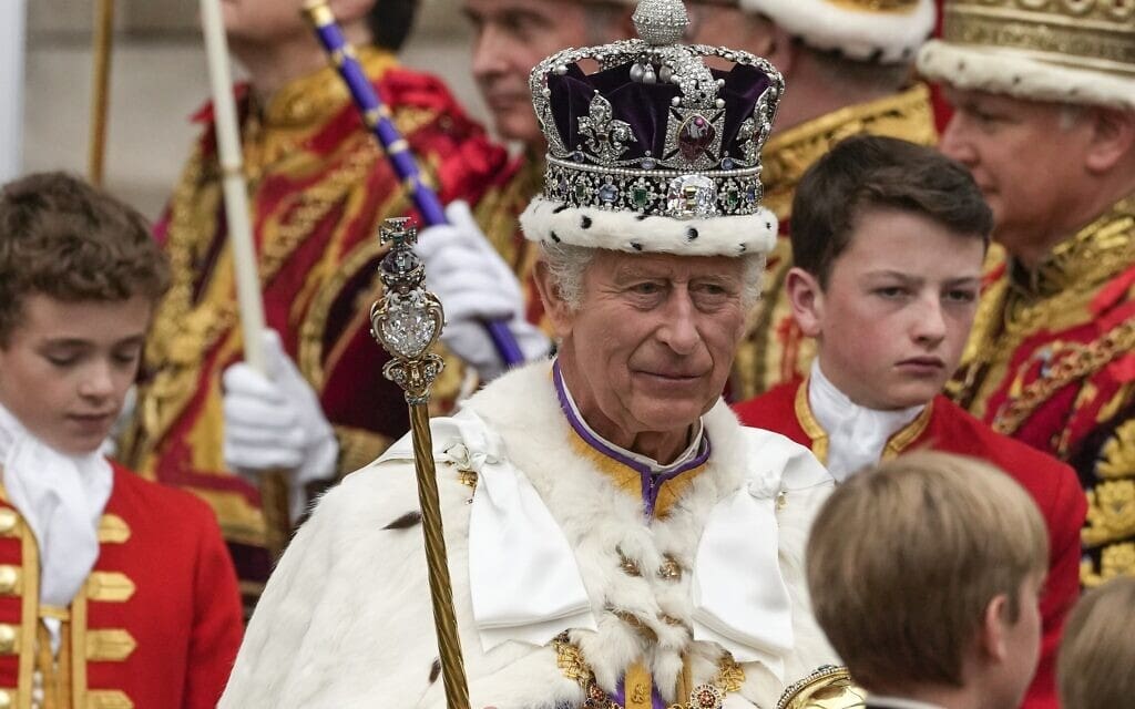 המלך צ&#039;ארלס השלישי יוצא מכנסיית וסטמינסטר לאחר הכתרתו, 6 במאי 2023 (צילום: AP Photo/Alessandra Tarantino)