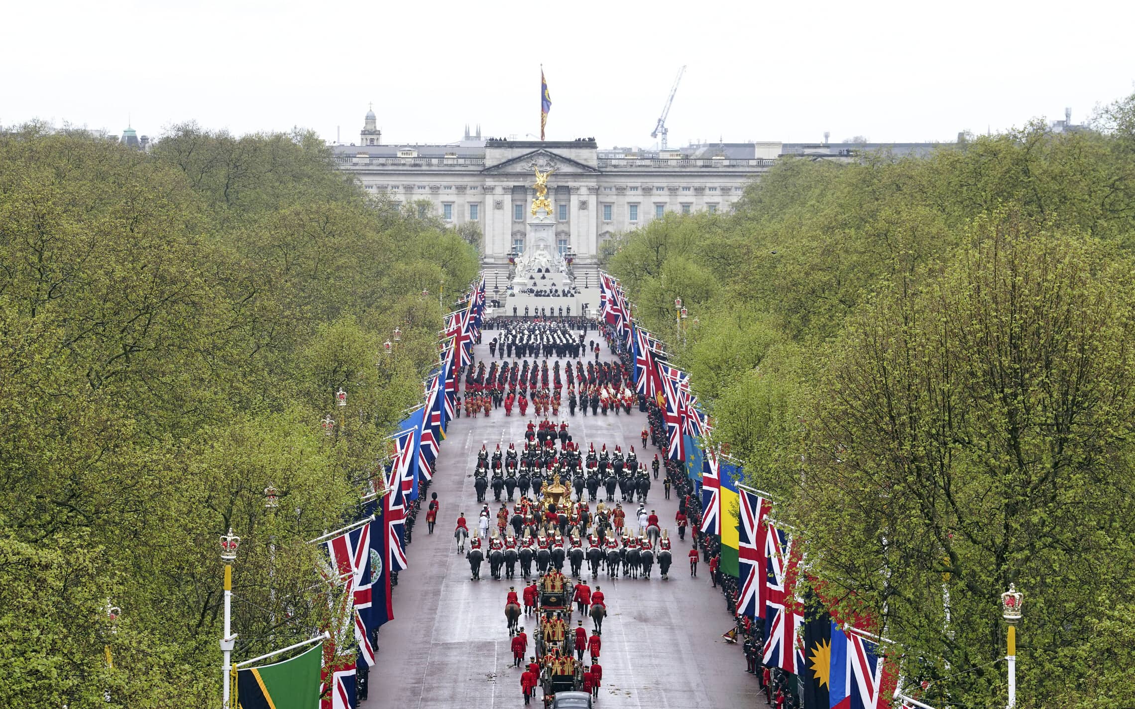 שיירת המלך צ&#039;ארלס השלישי עושה את דרכה לאורך המול לעבר ארמון בקינגהאם אחרי טקס ההכתרה, 6 במאי 2023 (צילום: Gareth Fuller/Pool Photo via AP)