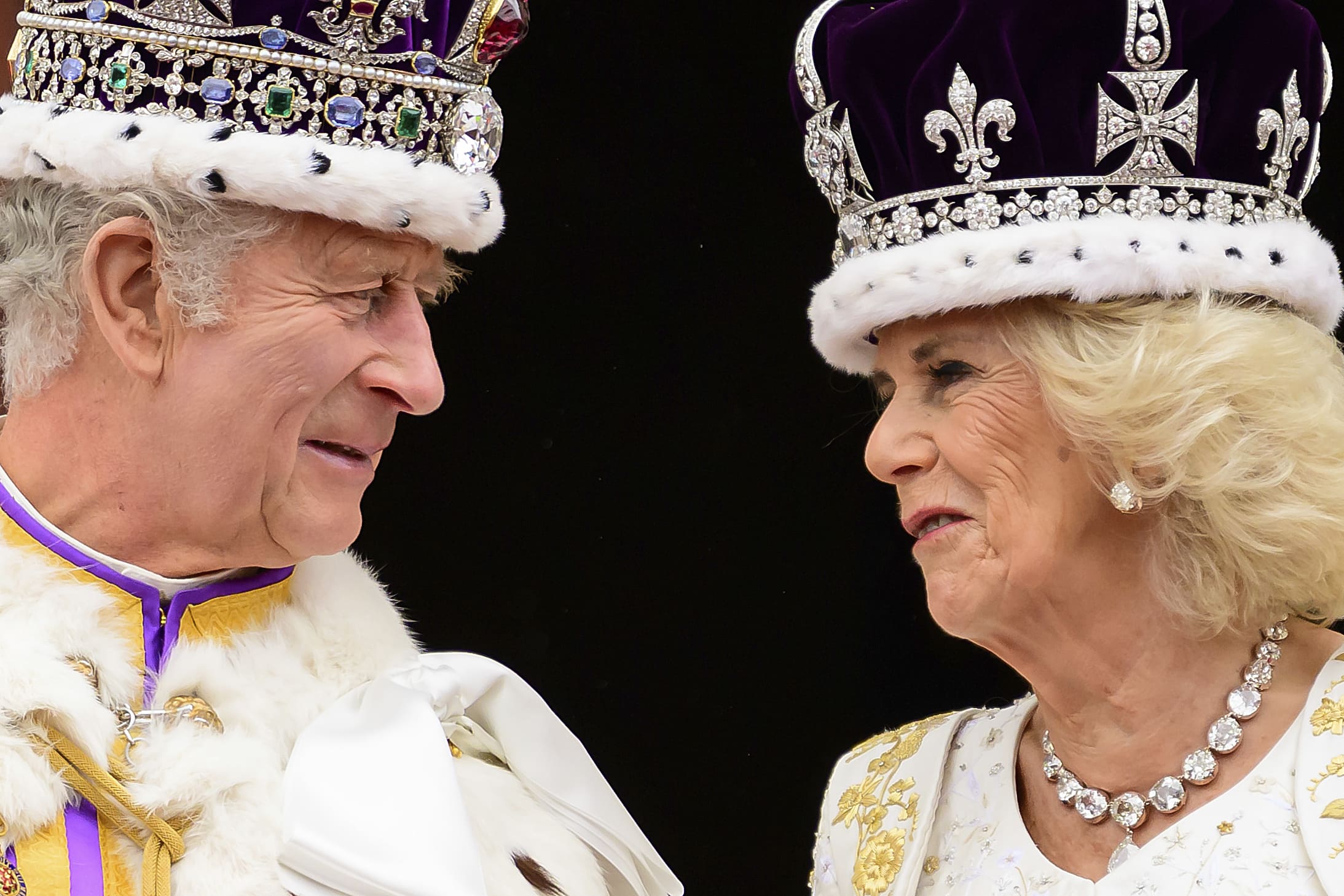 המלך צ&#039;ארלס השלישי והמלכה קמילה על מרפסת ארמון בקינגהאם אחרי טקסט ההכתרה, 6 במאי 2023 (צילום: Leon Neal/Pool Photo via AP)