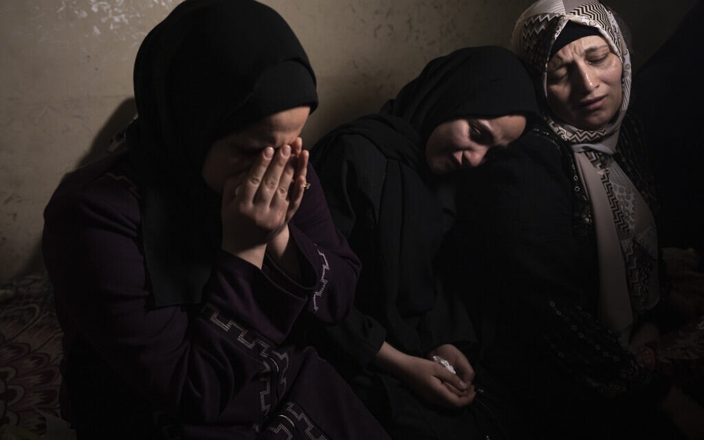 נשים אבלות בהלוויית אחד ההרוגים בתקיפת צה&quot;ל בעזה, 9 במאי 2023 (צילום: AP Photo/Fatima Shbair)