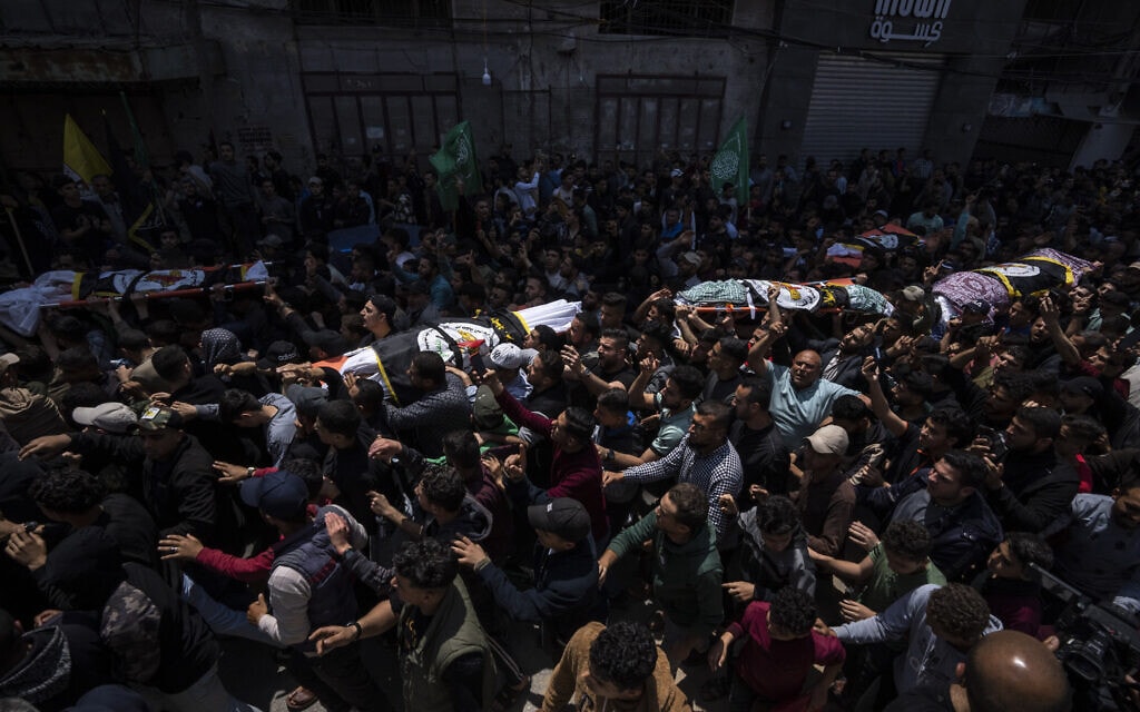המונים משתתפים בעיר עזה בהלווייתם של ההרוגים בתקיפת צה"ל, 9 במאי 2023 (צילום: Fatima Shbair, AP)