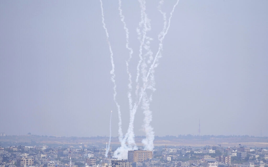 רקטות משוגרות מרצועת עזה לישראל, 10 במאי 2023 (צילום: Hatem Moussa, AP)