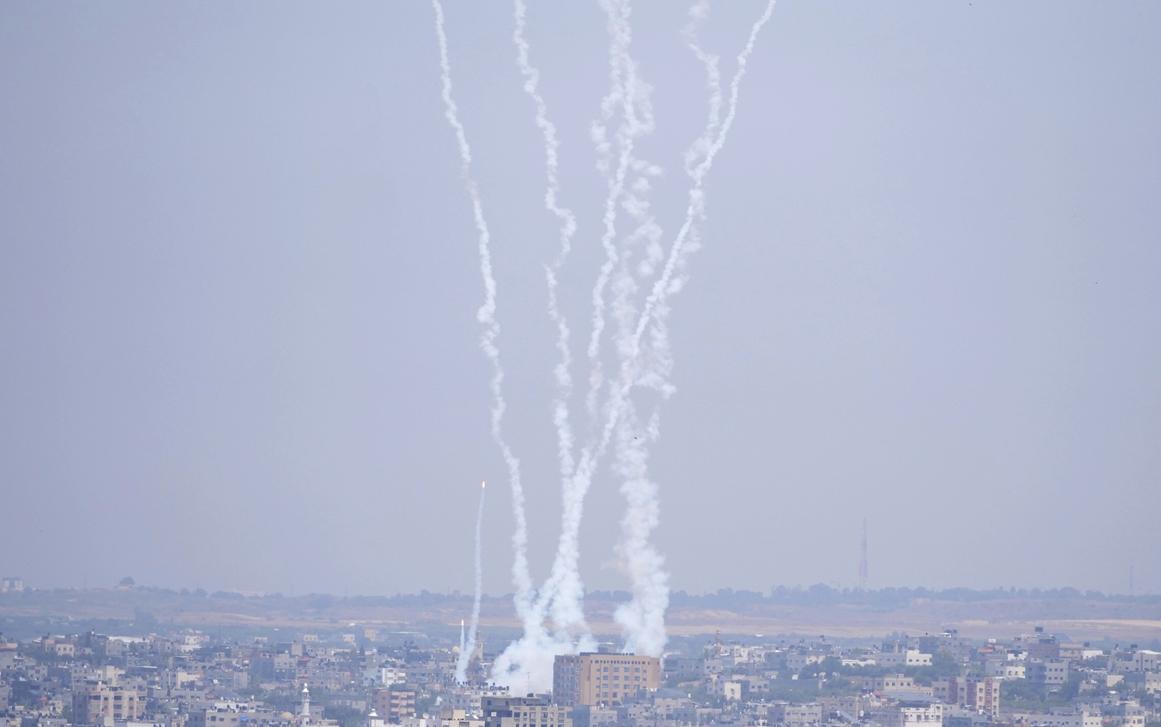 רקטות משוגרות מרצועת עזה לישראל, 10 במאי 2023 (צילום: Hatem Moussa, AP)