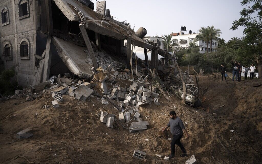 פלסטינים בודקים את הנזק שנגרם למבנה בעזה בעקבות תקיפת צה"ל, 12 במאי 2023 (צילום: AP Photo/Fatima Shbair) פלסטינים בודקים את הנזק שנגרם למבנה בעזה בעקבות תקיפת צה"ל, 12 במאי 2023 (צילום: AP Photo/Fatima Shbair)