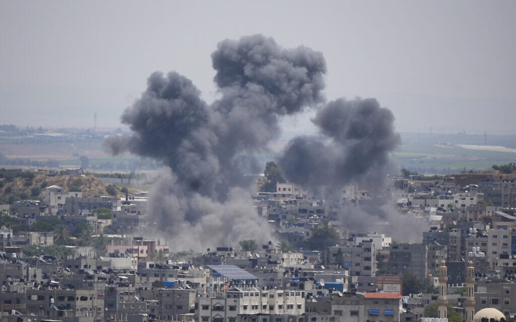 עשן מיתמר בעזה אחרי הפצצה ישראלית. 12 במאי 2023 (צילום: AP Photo/Hatem Moussa)