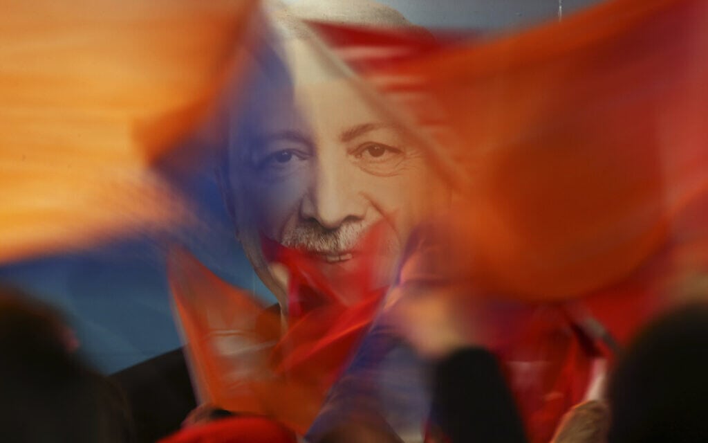 תומכי ארדואן מניפים דגלים באיסטנבול (צילום: AP Photo/Emrah Gurel)