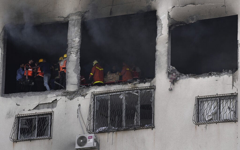 כבאים פלסטינים בדירה שהופצצה על ידי צה"ל במהלך חיסול בכיר ג'יהאד איאד אלחסני, 12 במאי 2023 (צילום: AP Photo/Adel Hana)
