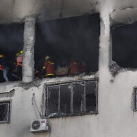 כבאים פלסטינים בדירה שהופצצה על ידי צה"ל במהלך חיסול בכיר ג'יהאד איאד אלחסני, 12 במאי 2023 (צילום: AP Photo/Adel Hana)
