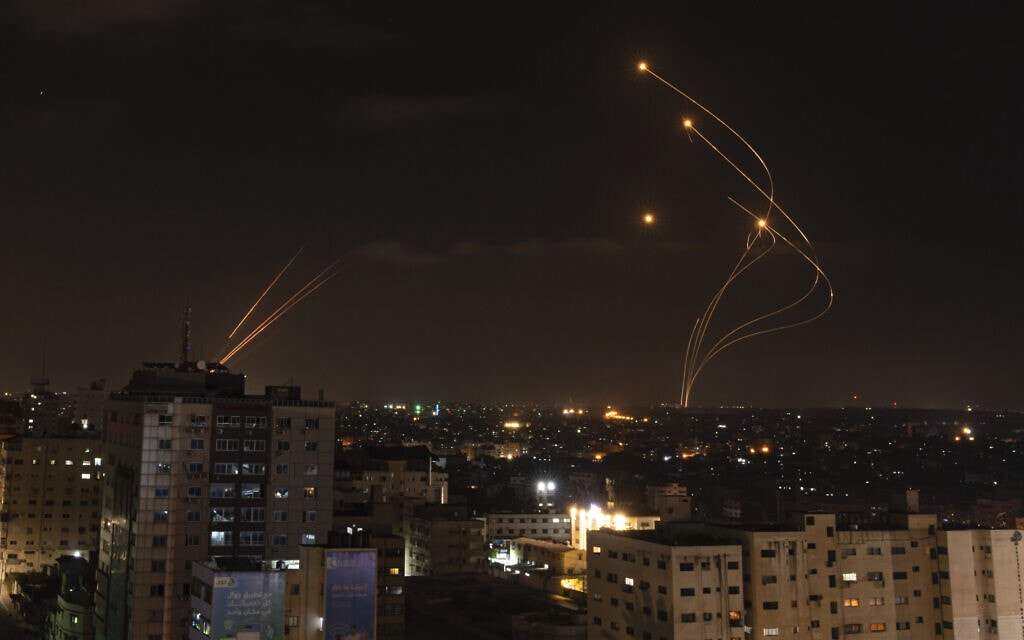 רקטות הנורות לעבר ישראל וטילים המיורטים כדי לפגוע בהן בשמי העיר עזה, 13 במאי 2023 (צילום: Fatima Shbair, AP)