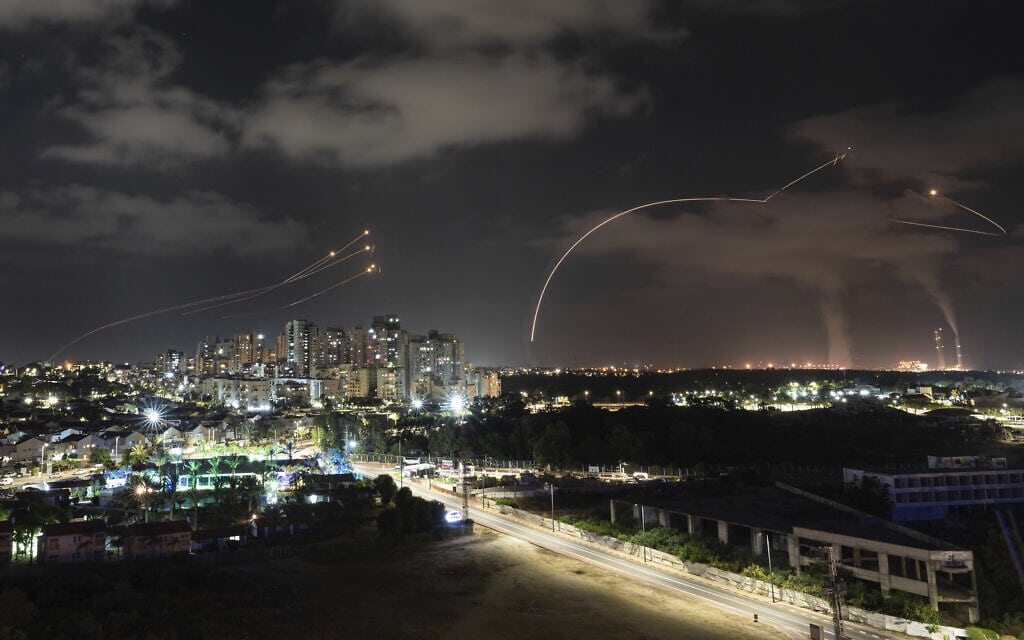 מערכת כיפת ברזל מיירטת טילים שנורו מעזה מעל שמי העיר אשקלון, 13 במאי 2023 (צילום: AP Photo/Tsafrir Abayov)