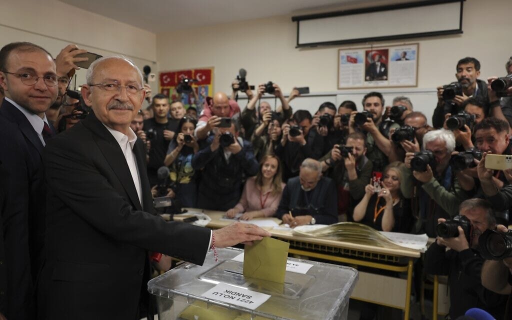 המועמד לנשיאות טורקיה כמאל קיליצ&#039;דראולו מצביע באנקרה בסיבוב הראשון של הבחירות, 14 במאי 2023 (צילום: AP Photo)