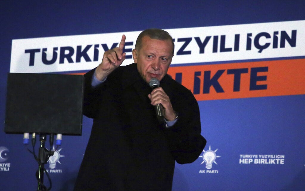 נשיא טורקיה רג&#039;פ טאיפ ארדואן נואם באנקרה אחרי היוודע תוצאות הסיבוב הראשון בבחירות לנשיאות, 15 במאי 2023 (צילום: AP Photo/Ali Unal)