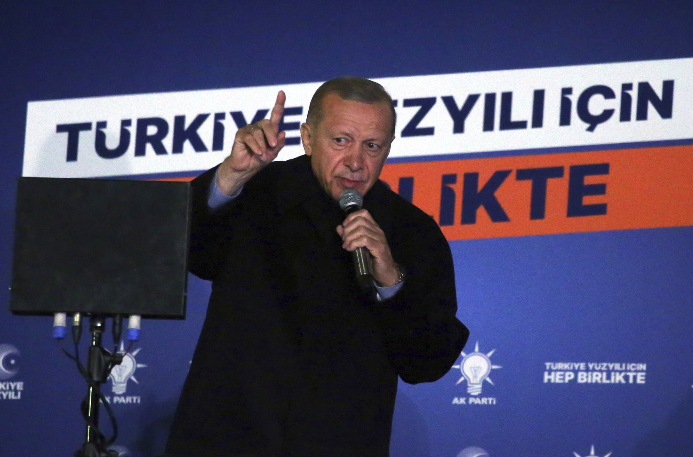 נשיא טורקיה רג&#8217;פ טאיפ ארדואן נואם באנקרה אחרי היוודע תוצאות הסיבוב הראשון בבחירות לנשיאות, 15 במאי 2023 (צילום: AP Photo/Ali Unal)