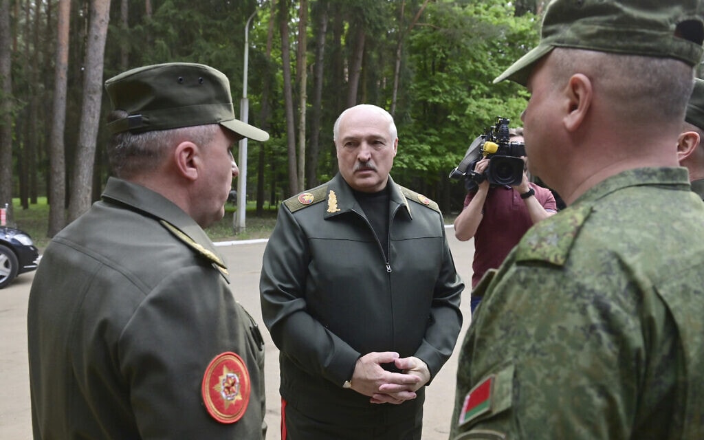 נשיא בלארוס אלכסנדר לוקשנקו משוחח עם קצינים בבסיס צבאי במדינה, 15 במאי 2023 (צילום: Belarus&#039; Presidential Press Office via AP)