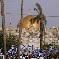 ישראלים נושאים את דגל המדינה ליד שער שכם לציון יום ירושלים, 29 במאי 2022 (צילום: Ariel Schalit, AP)