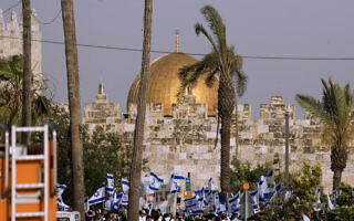 ישראלים נושאים את דגל המדינה ליד שער שכם לציון יום ירושלים, 29 במאי 2022 (צילום: Ariel Schalit, AP) ישראלים נושאים את דגל המדינה ליד שער שכם לציון יום ירושלים, 29 במאי 2022 (צילום: Ariel Schalit, AP)