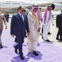 נשיא מצרים עבד אל־פתאח א־סיסי והנסיך הסעודי בנדר בן סולטאן לפני הפסגה הערבית בג'דה, ערב הסעודית, 18 במאי 2023 (צילום: Saudi Press Agency via AP)