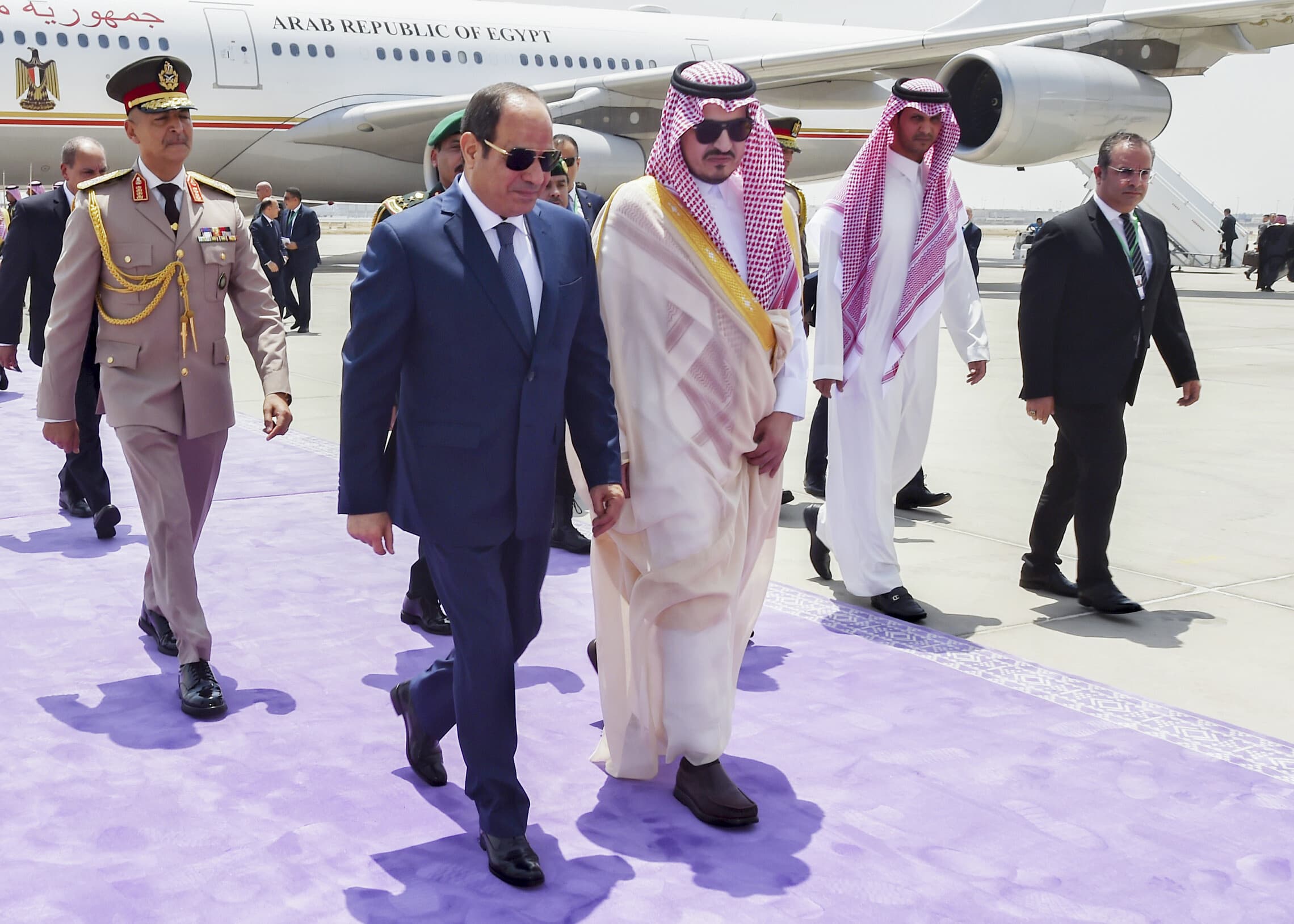נשיא מצרים עבד אל־פתאח א־סיסי והנסיך הסעודי בנדר בן סולטאן לפני הפסגה הערבית בג&#8217;דה, ערב הסעודית, 18 במאי 2023 (צילום: Saudi Press Agency via AP)