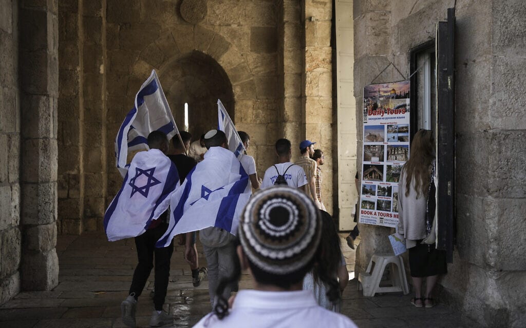 ישראלים צועדים בעיר העתיקה במצעד הדגלים, מאי 2023 (צילום: AP Photo/Maya Alleruzzo)