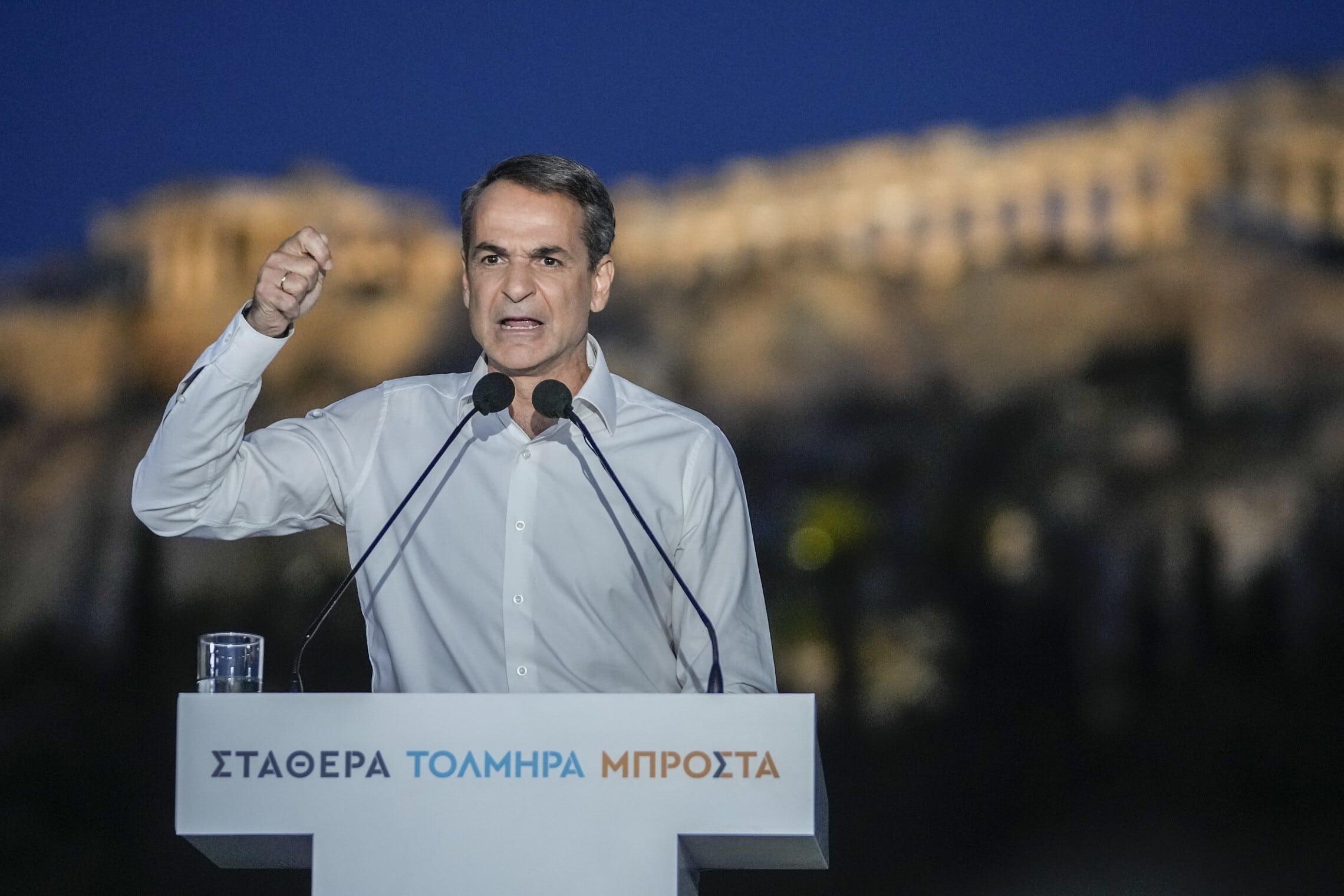 ראש ממשלת יוון קיריאקוס מיצוטאקיס בעצרת בחירות שקיים למרגלות האקרופוליס באתונה, 19 במאי 2023 (צילום: AP Photo/Thanassis Stavrakis)