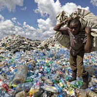 אילוסטרציה: גבר אוסף בקבוקי פלסטיק למחזור בניירובי, קניה, 5 בדצמבר 2018