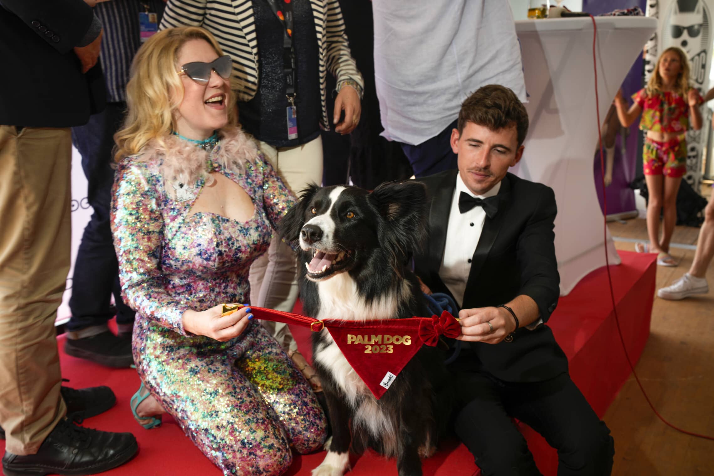הכלב מסי, שמופיע בסרט &#8220;אנטומיה של נפילה&#8221;, זוכה למטפחת מיוחדת בעקבות הזכייה של הסרט בפרס דקל הזהב בפסטיבל קאן, 26 במאי 2023 (צילום: AP Photo/Daniel Cole)