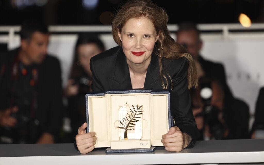 ג'סטין טרייה, במאית "אנטומיה של נפילה", שזכה בפרס דקל הזהב בפסטיבל קאן, 27 במאי 2023 (צילום: Vianney Le Caer/Invision/AP)