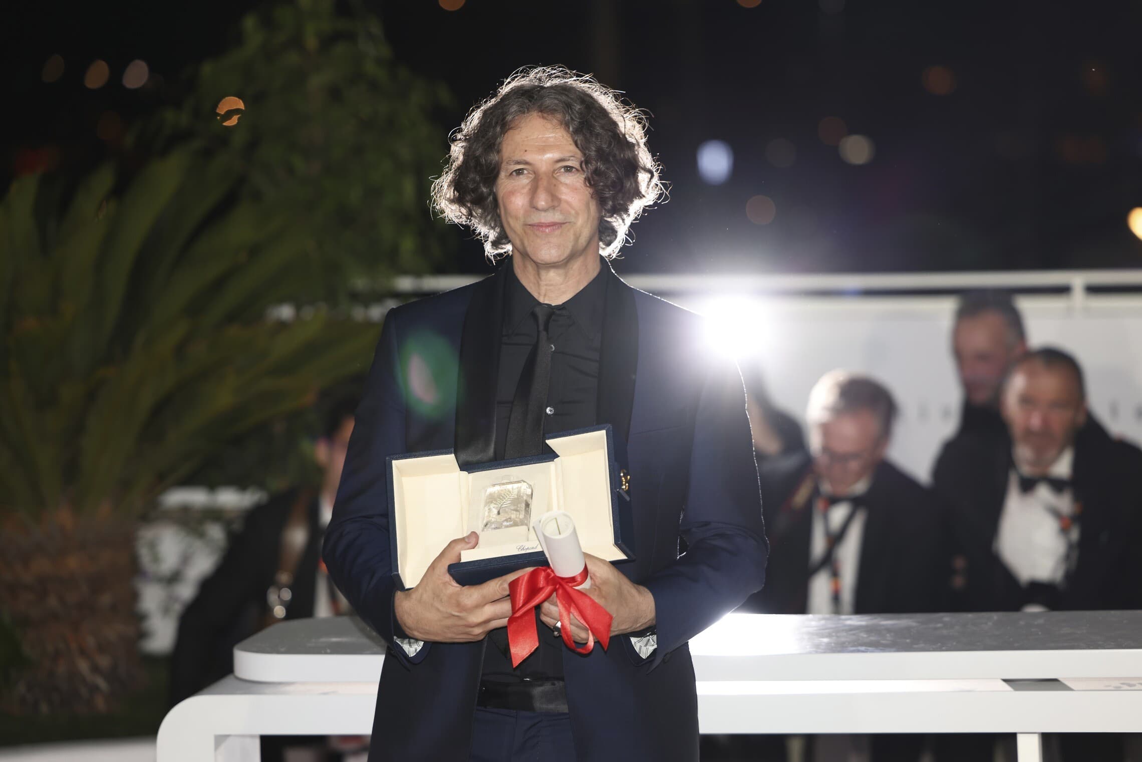 הבמאי ג&#8217;ונתן גלזר מציג את פרס הגרנד פרי שקיבל עבור הסרט &#8220;The Zone of Interest&#8221;, צרפת, 27 במאי 2023 (צילום: Vianney Le Caer/Invision/AP)