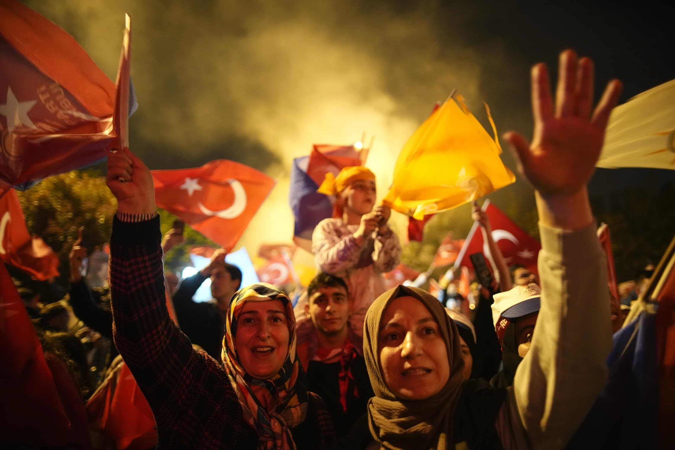 תומכי ארדואן חוגגים את ניצחון הנשיא בבחירות, איסטנבול, 28 במאי 2023 (צילום: AP Photo/Emrah Gurel)